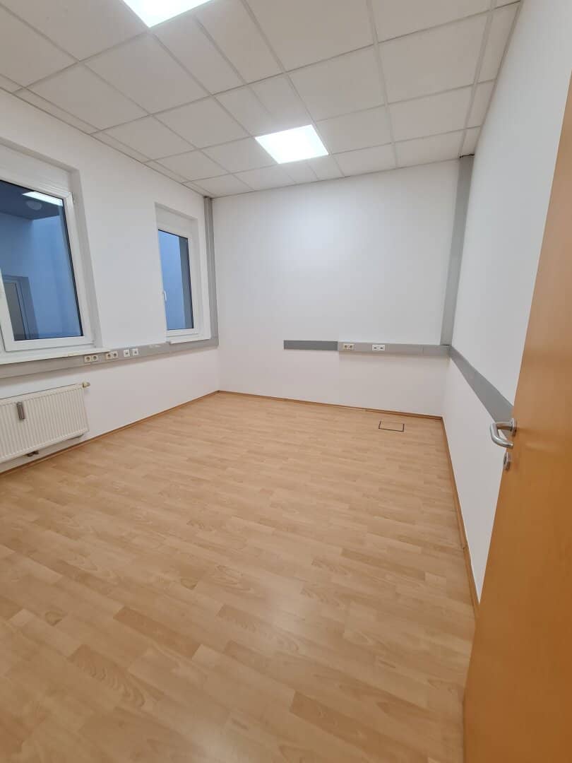 Approximately 460 m² bright office space (barrier free) in central and busy location in the Graz district Strassgang