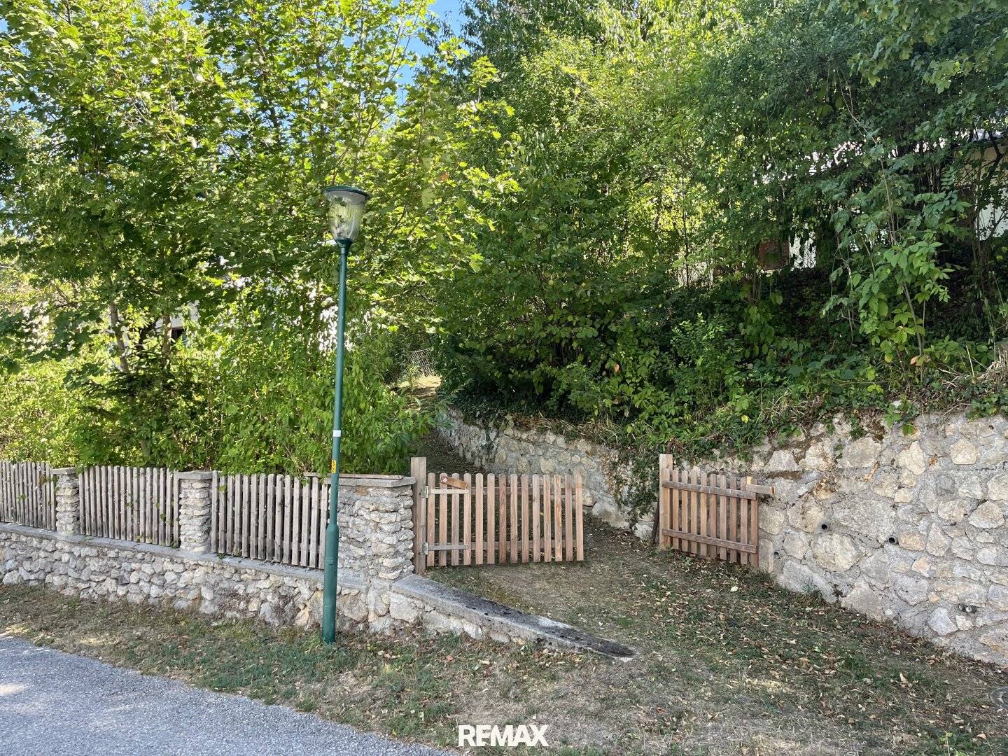 Vienna Woods idyll with dreamlike view, house with great potential