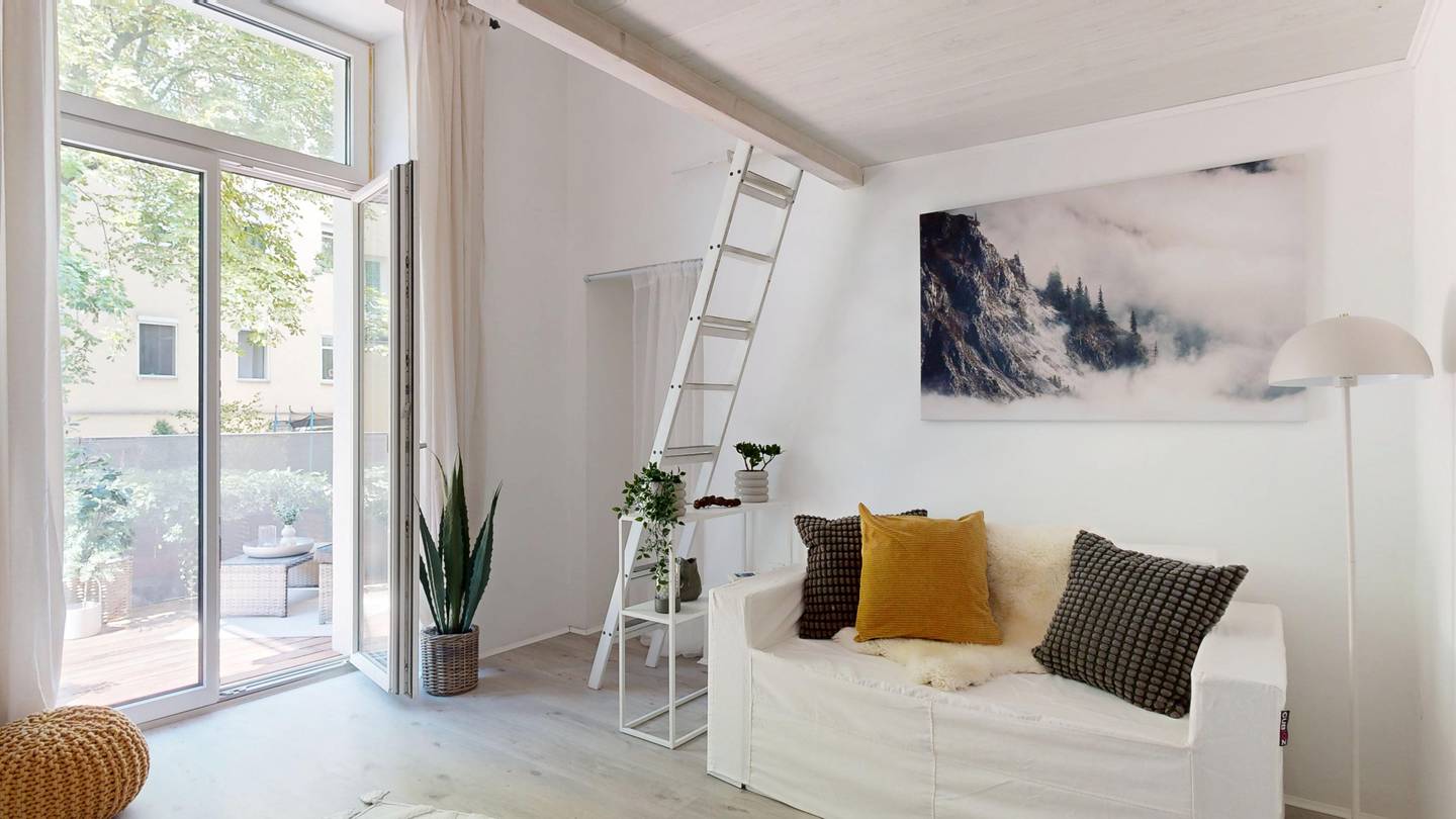 Altbauwohnung mit Schlafebene und großem Balkon
