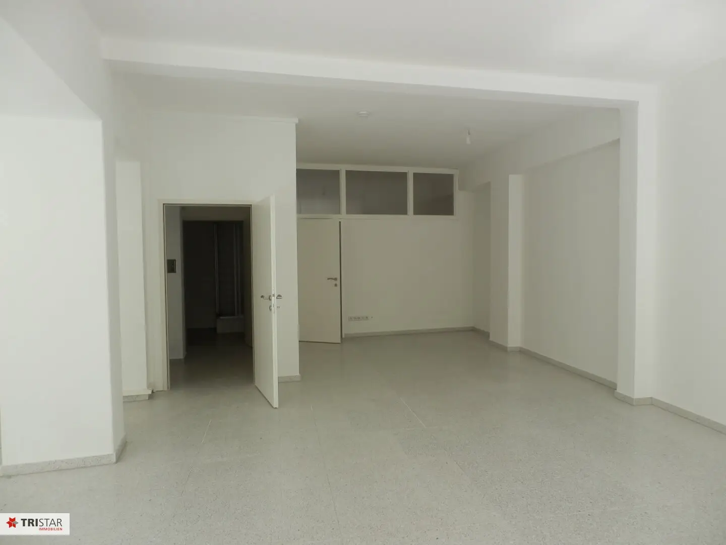 Near Kutschkermarkt - Newly adapted retail premises for long-term rent