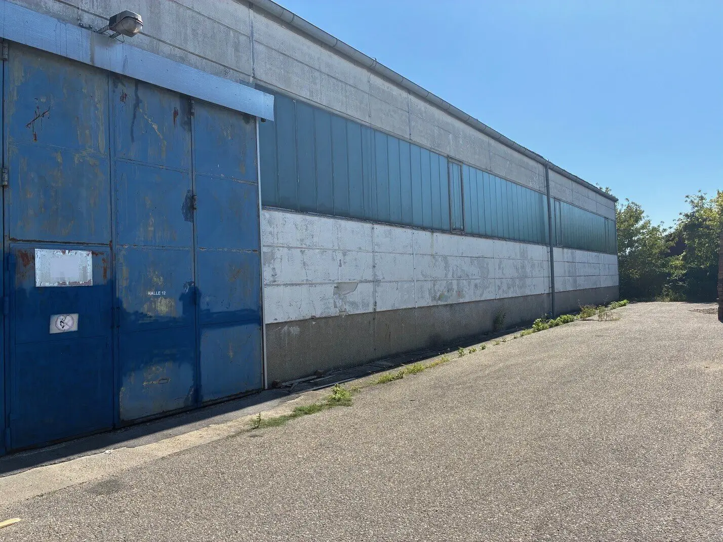 Near Vienna Airport: approx. 1900 m² warehouse, divisible, 2 separate offices