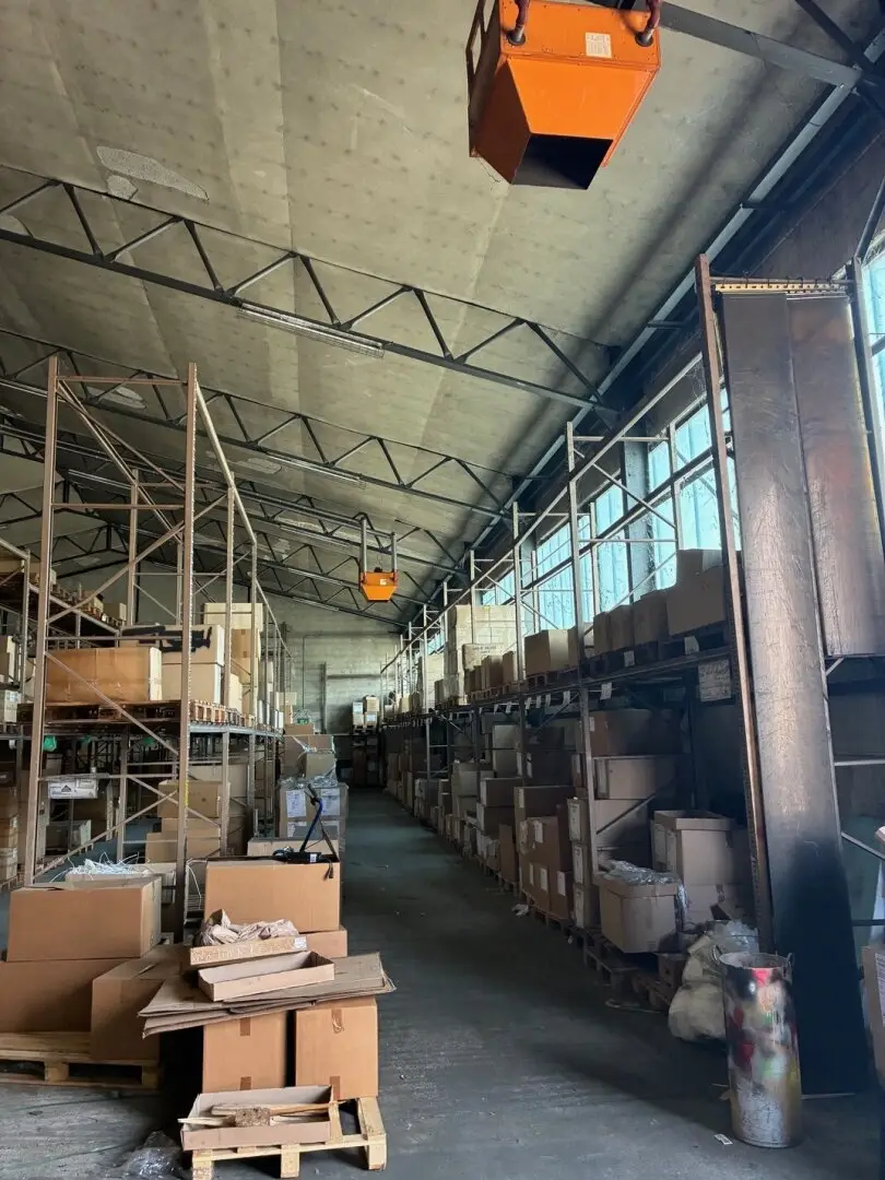 Near Vienna Airport: approx. 1900 m² warehouse, divisible, 2 separate offices