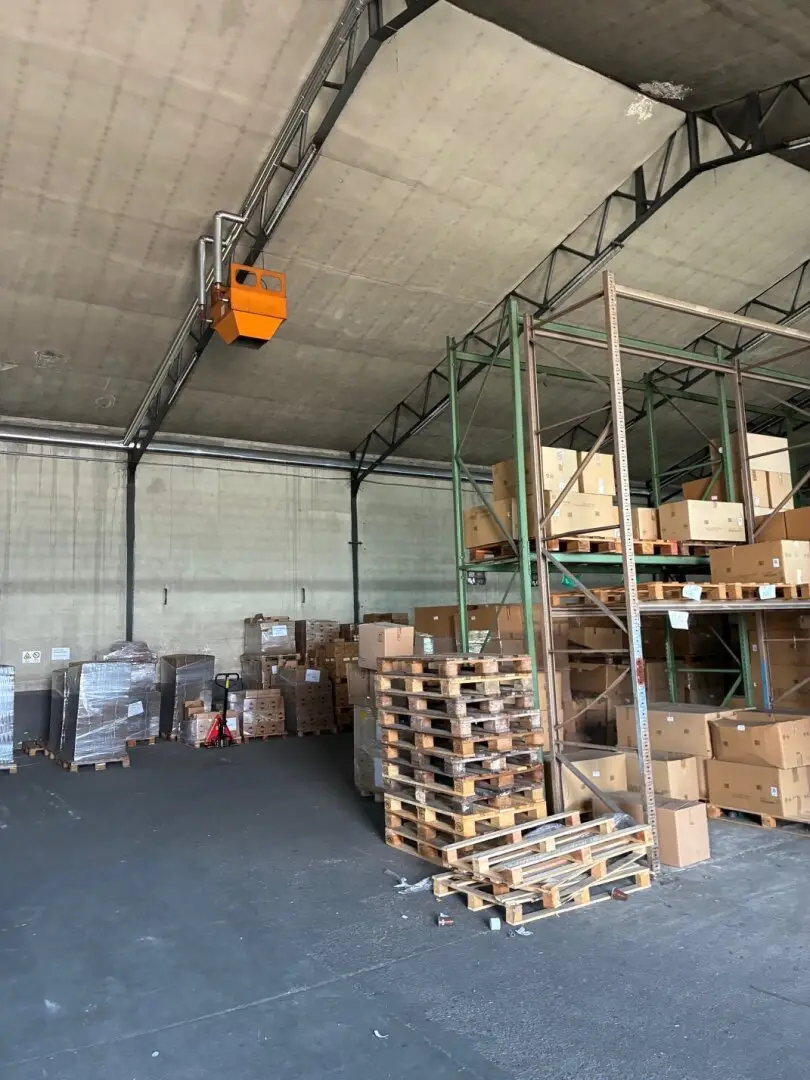 Near Vienna Airport: approx. 1900 m² warehouse, divisible, 2 separate offices