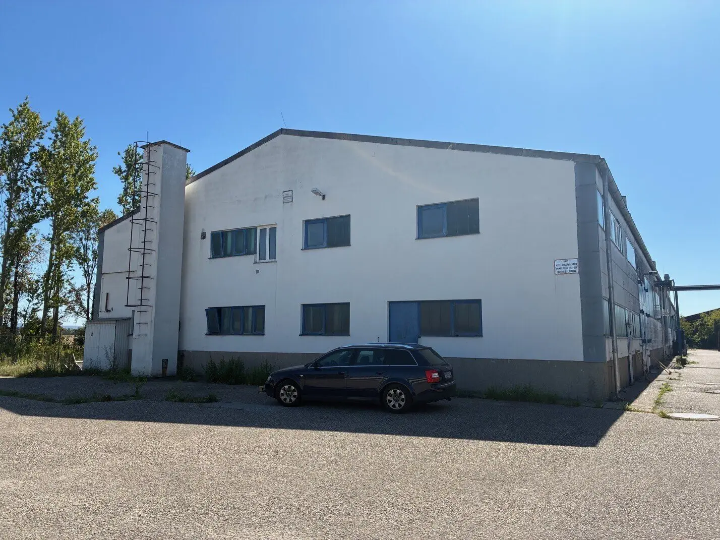 Nahe Flughafen Wien: ca. 1900m² Lagerhalle - teilbar - 2 separate Büros