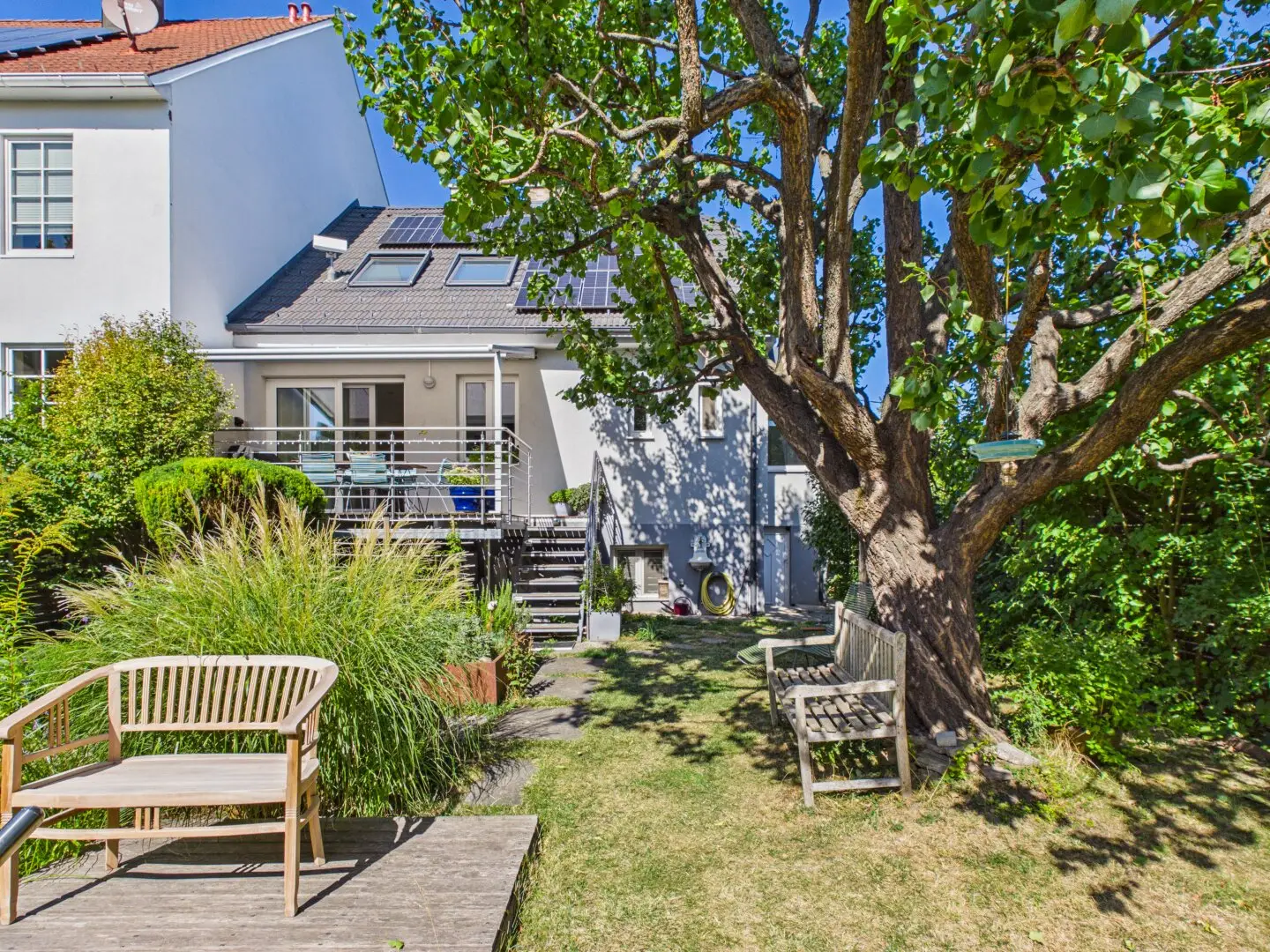 Single-family house with garden, swimming pond &amp; photovoltaic system | 1100 Wien