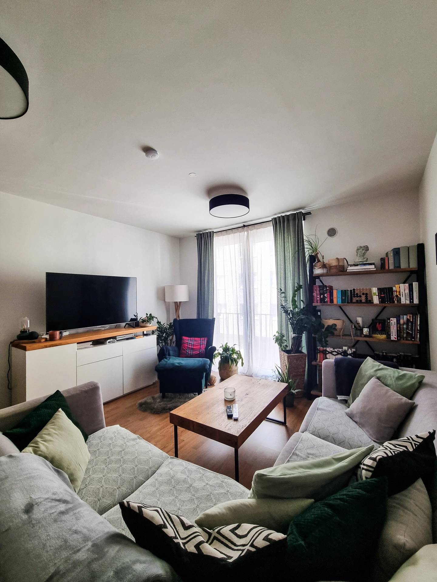 Bright new build apartment with communal garden