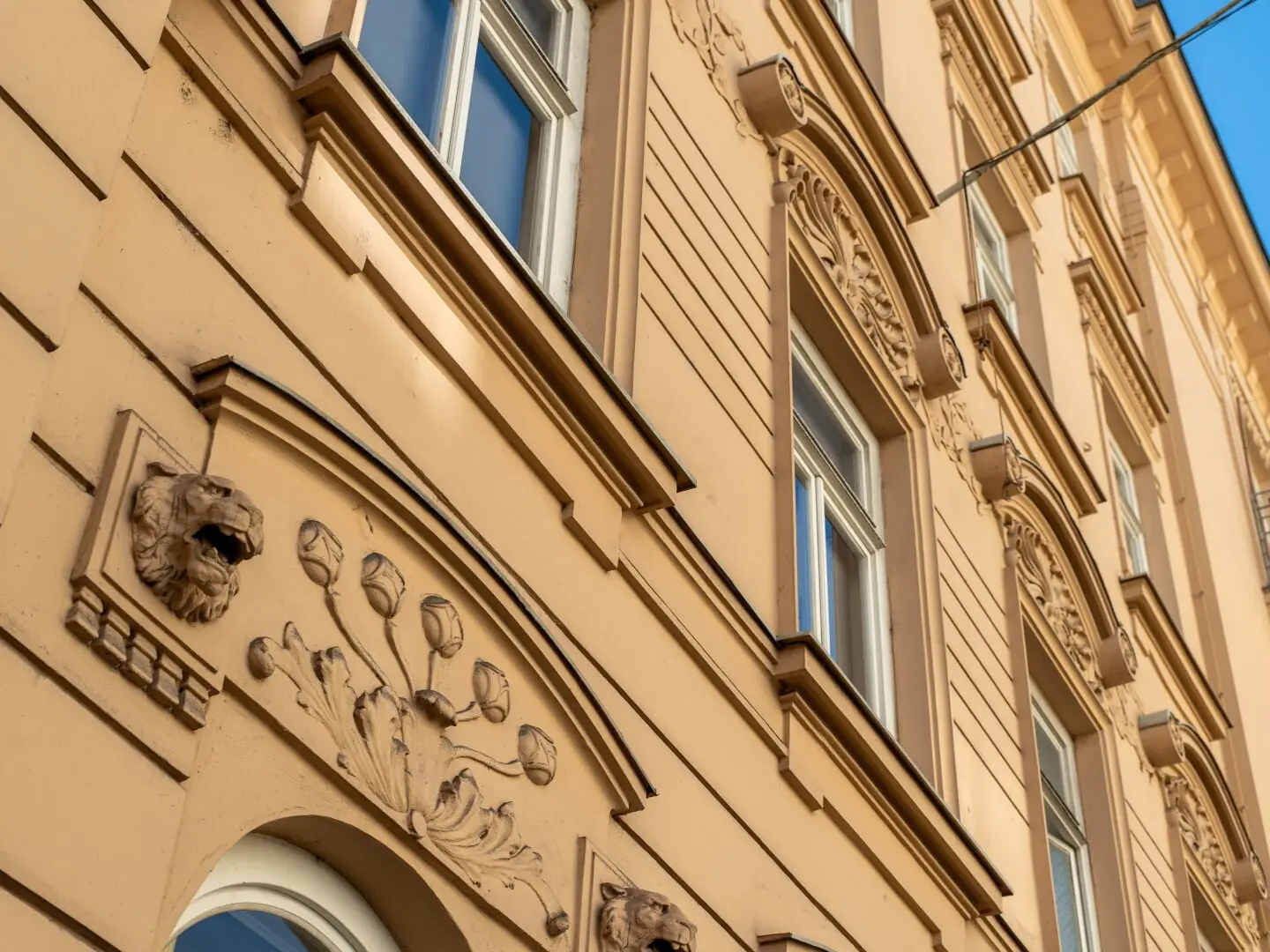 Art Nouveau meets Modern | High-quality 2-room terrace apartment in the Andräviertel | Carport &amp; Elevator