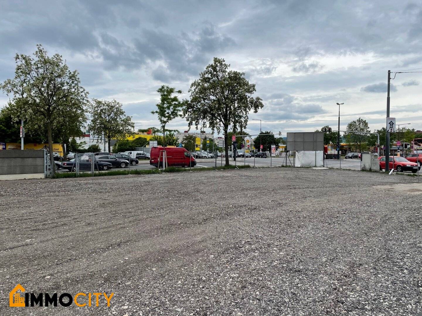 TOP CAR LOT WITH APPROX. 2.050 m² + OFFICE CONTAINER – EXCELLENT FREQUENCY LOCATION, Leopoldauer Straße 48-52, 1210 Vienna