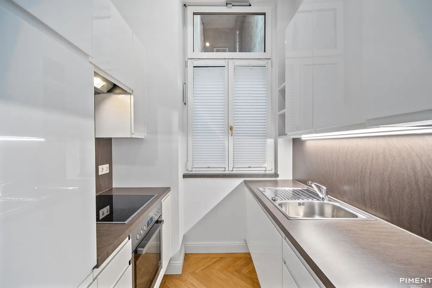Top renovated old building apartment near Rudolfsplatz