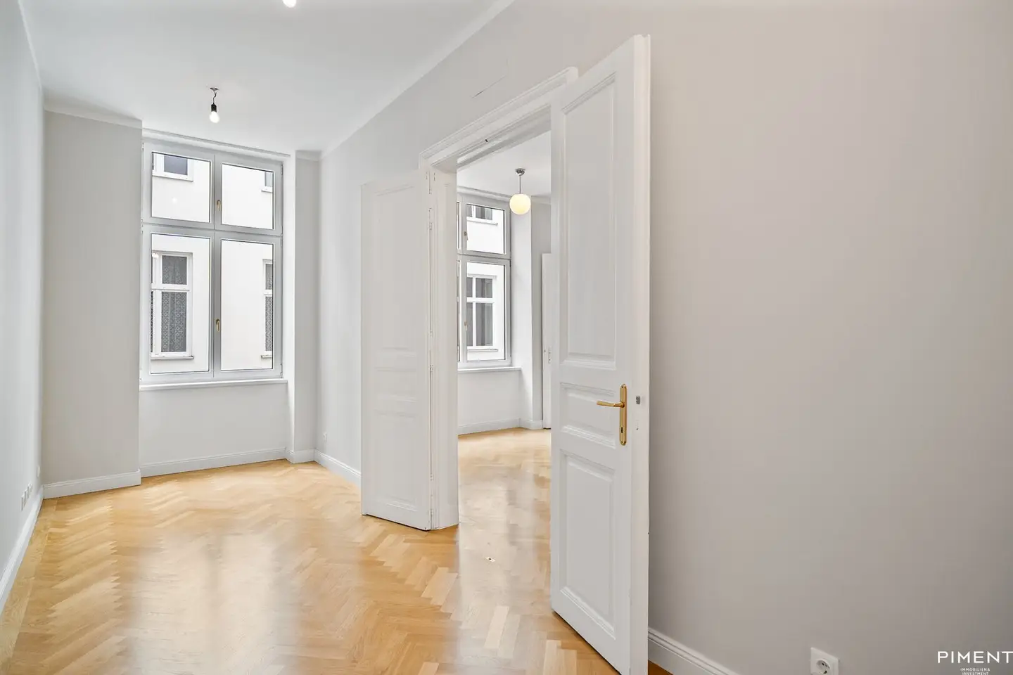 Top renovated old building apartment near Rudolfsplatz