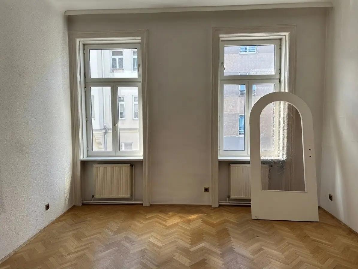 Spacious 4-room old building apartment with generous terrace