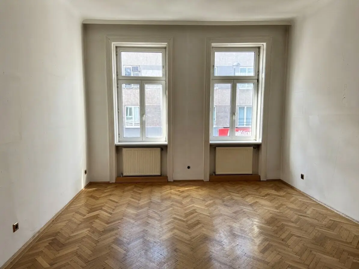 Spacious 4-room old building apartment with generous terrace