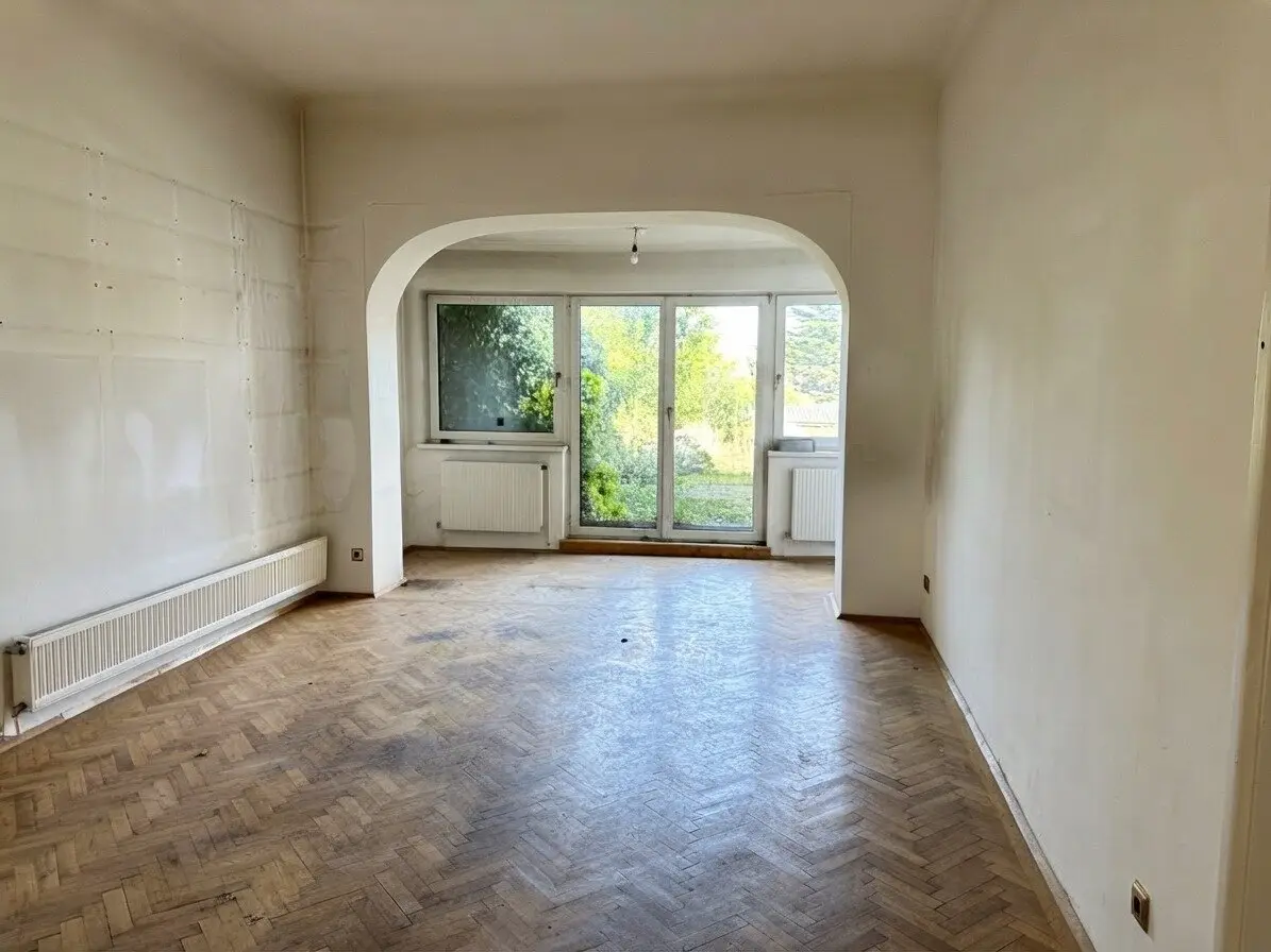 Spacious 4-room old building apartment with generous terrace