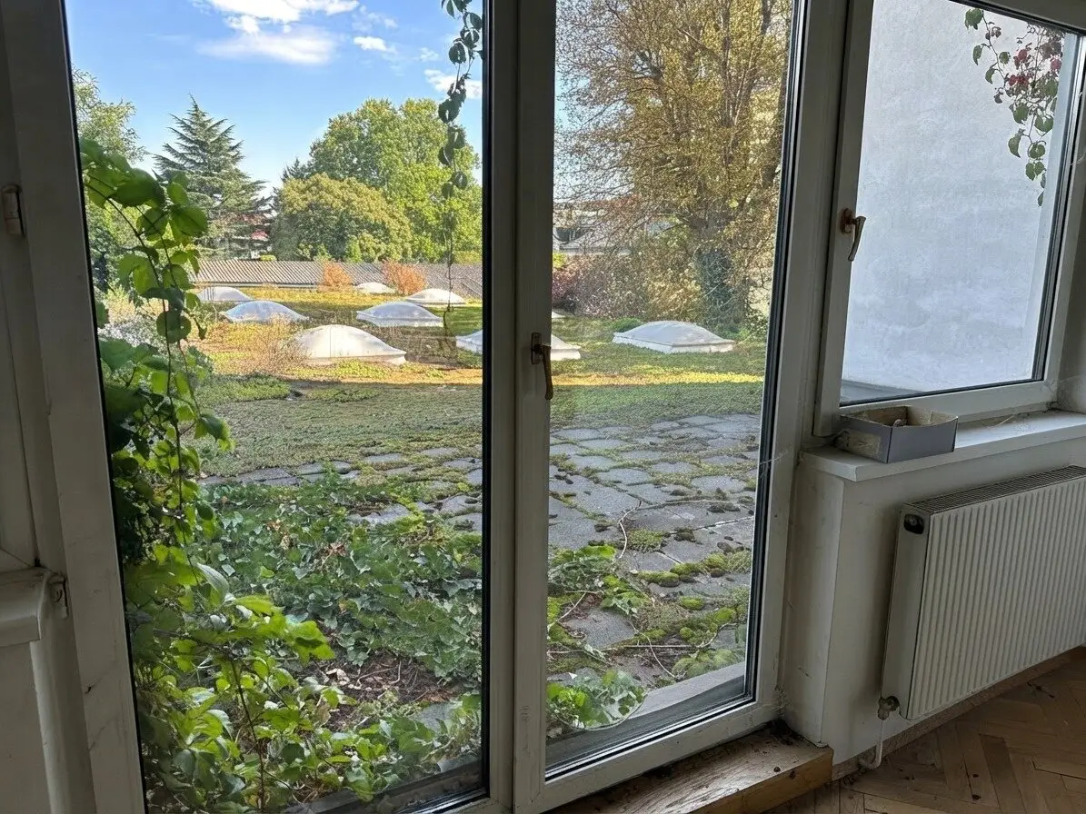Spacious 4-room old building apartment with generous terrace