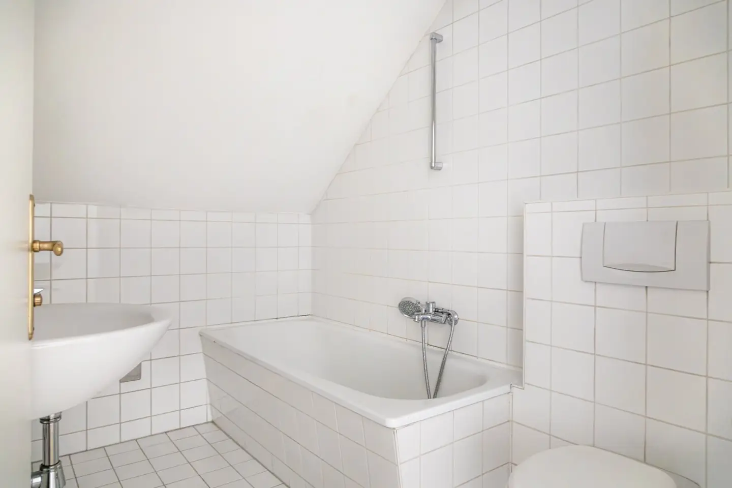 Cozy Attic Studio Apartment in Central City Location