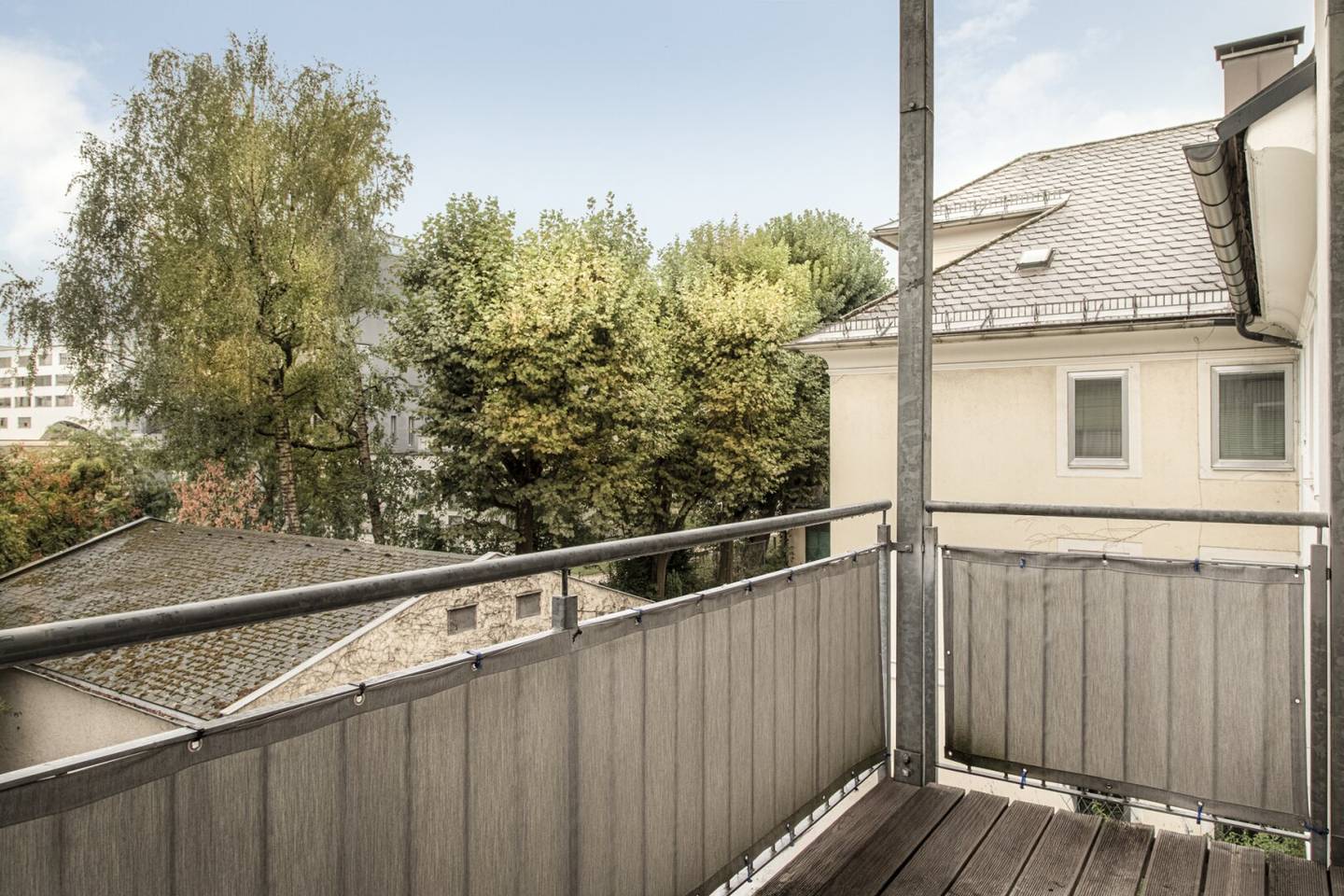 Bright, quiet 2-room apartment with balcony in central city location