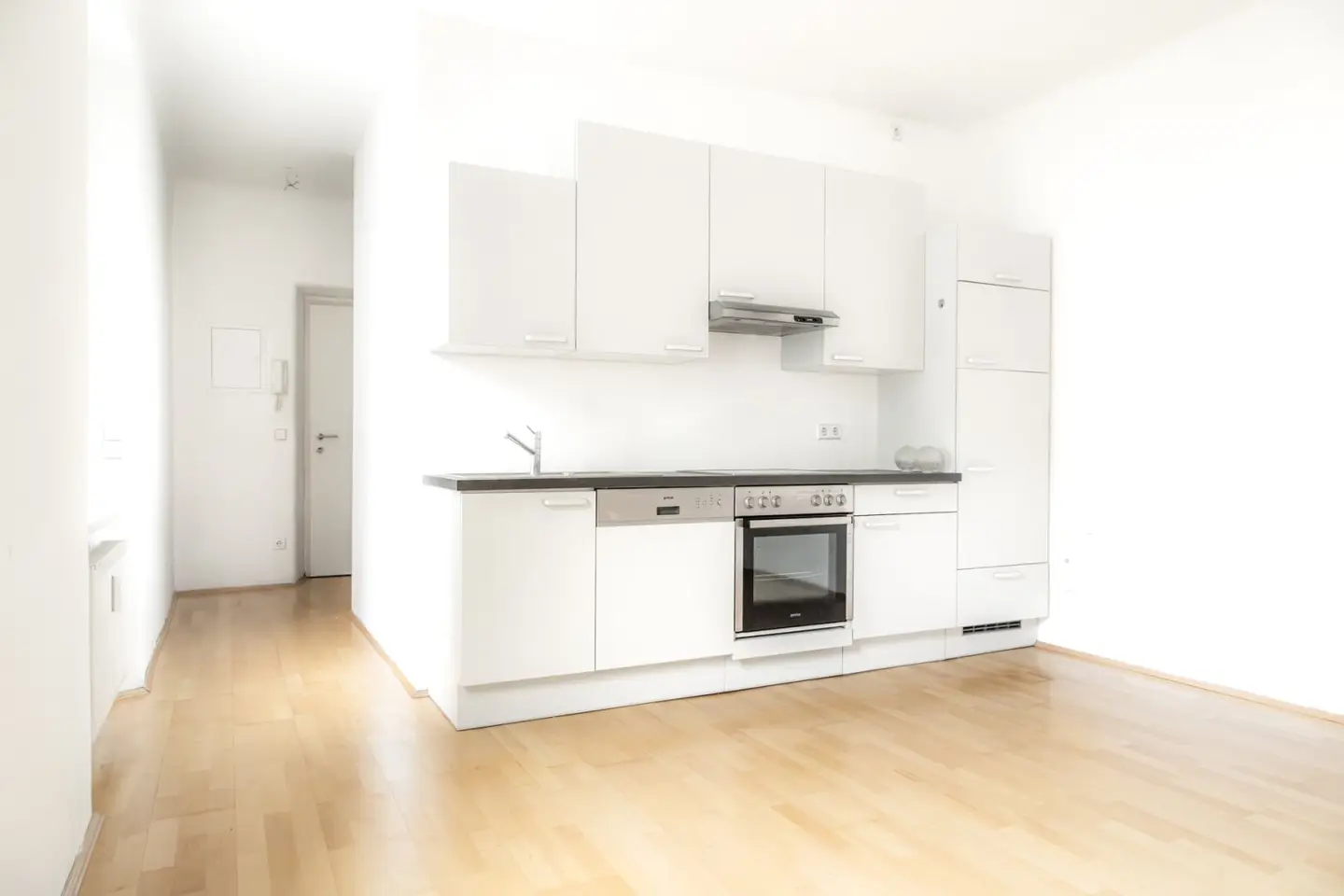 Bright, quiet 2-room apartment in central city location