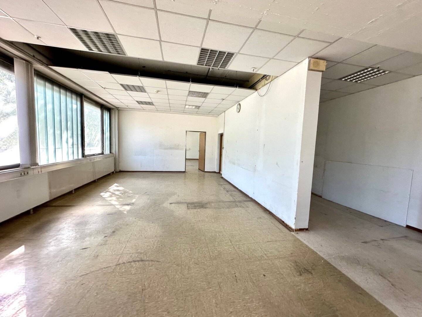 Spacious, bright office space in a busy location in the Graz district Puntigam - Commission free!