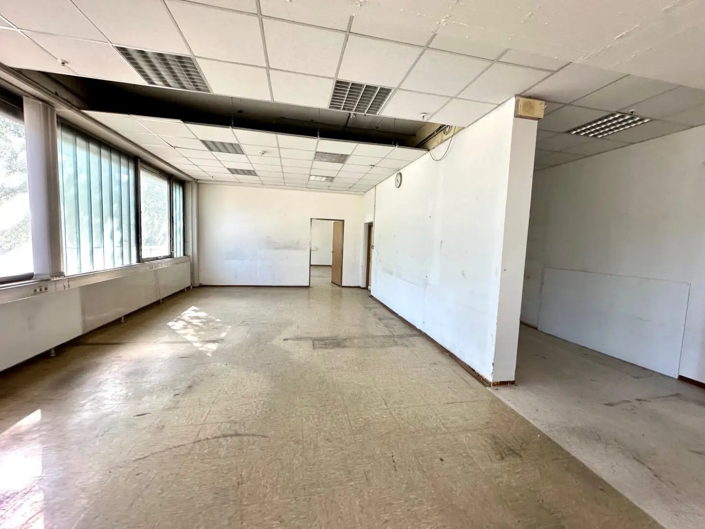 Spacious, bright office space in a busy location in the Graz district Puntigam - Commission free!