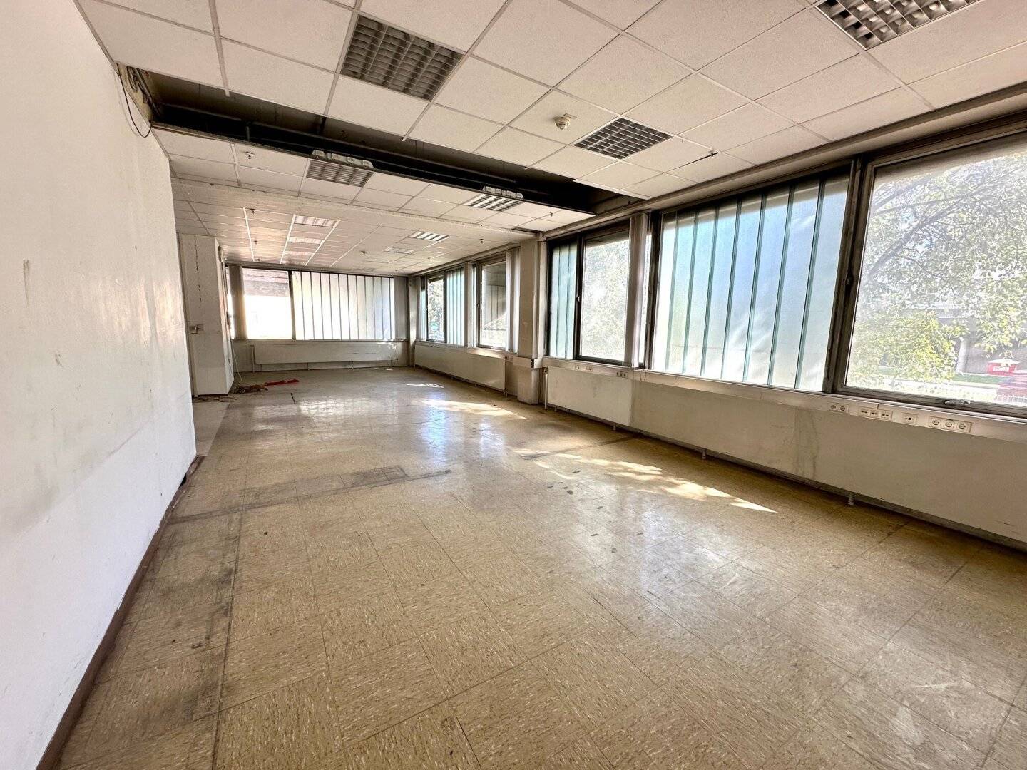 Spacious, bright office space in a busy location in the Graz district Puntigam - Commission free!