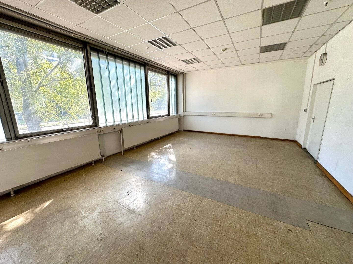 Spacious, bright office space in a busy location in the Graz district Puntigam - Commission free!