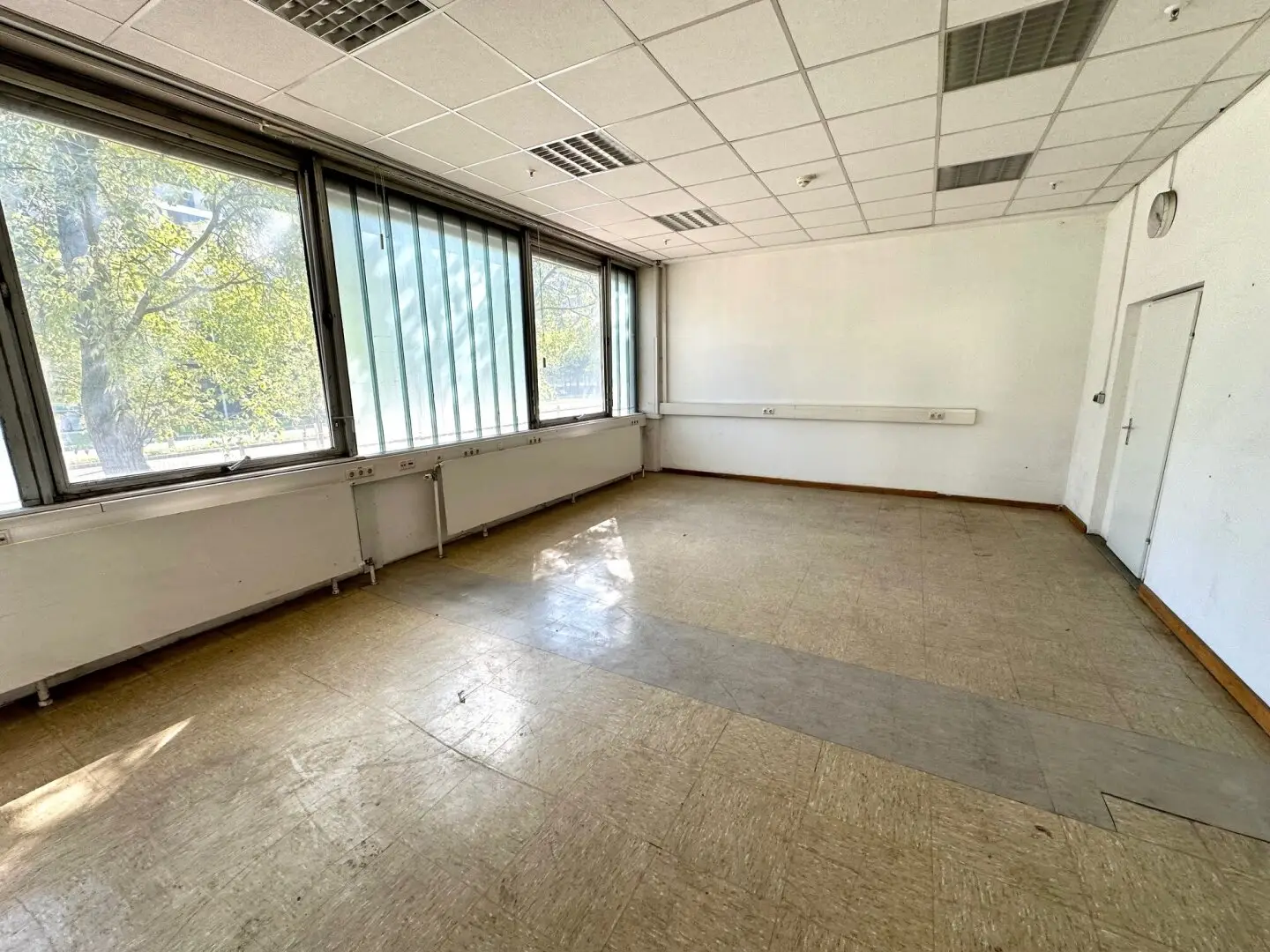 Spacious, bright office space in a busy location in the Graz district Puntigam - Commission free!