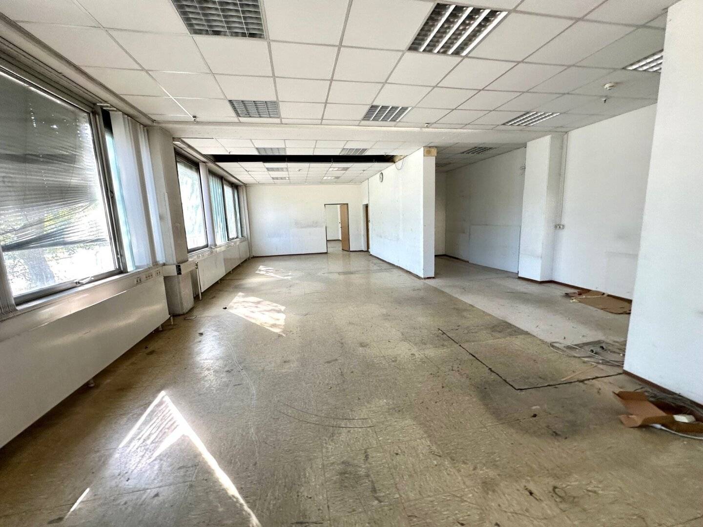 Spacious, bright office space in a busy location in the Graz district Puntigam - Commission free!