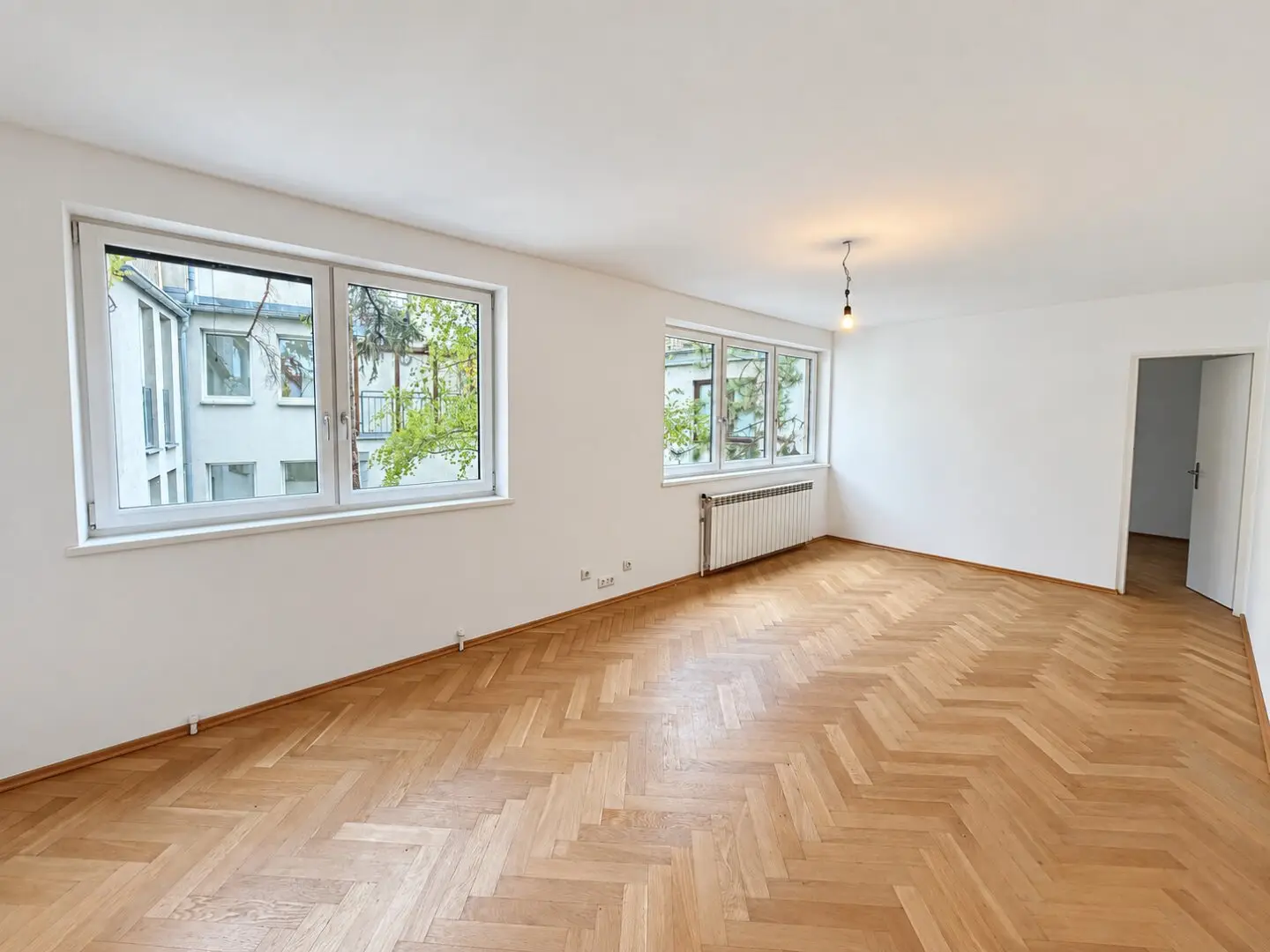 Spacious living in Hietzing approx. 100 m² | 5 rooms | 3rd floor with elevator | Great potential for redesign | Garage optional