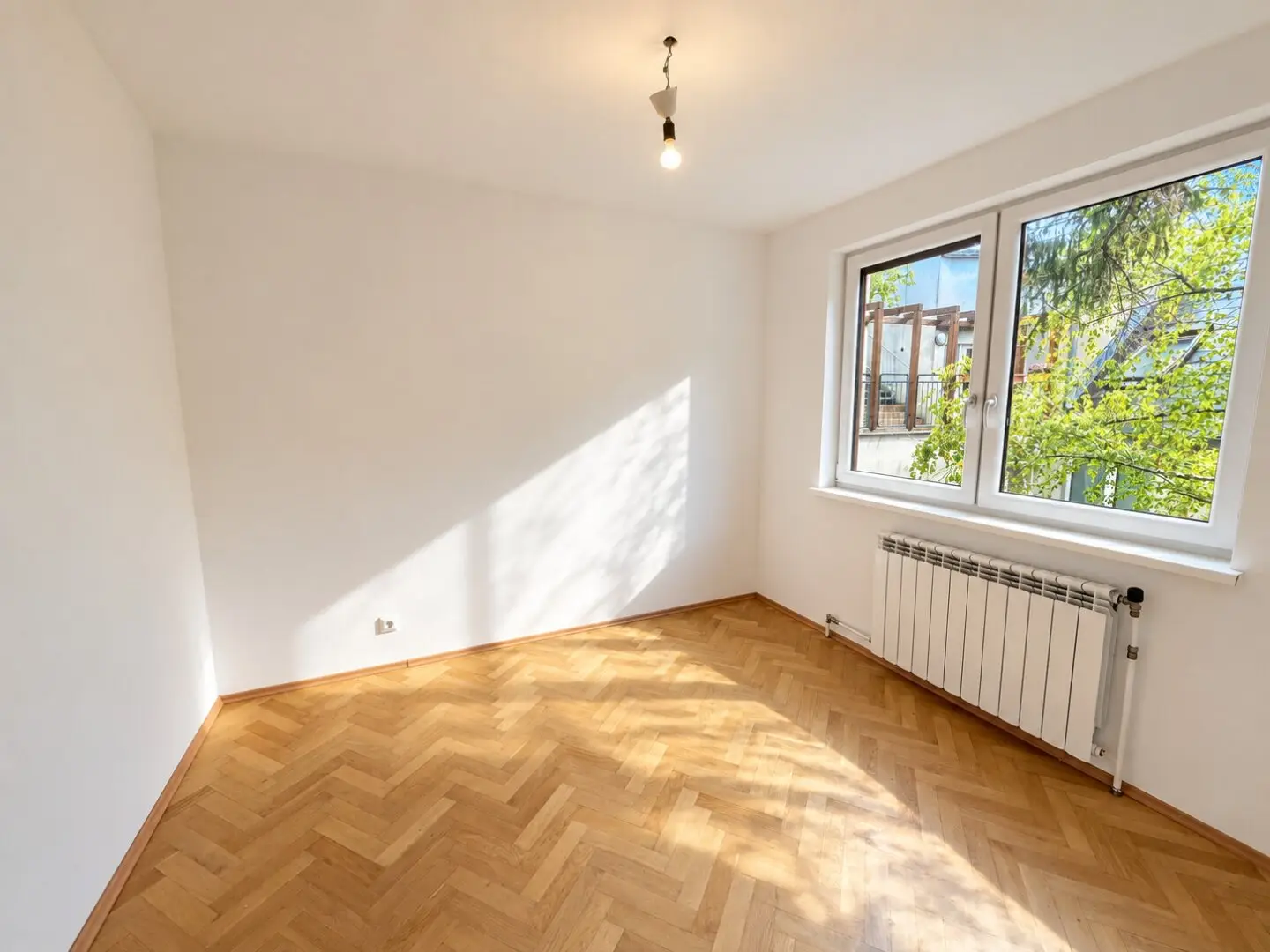 Spacious living in Hietzing approx. 100 m² | 5 rooms | 3rd floor with elevator | Great potential for redesign | Garage optional