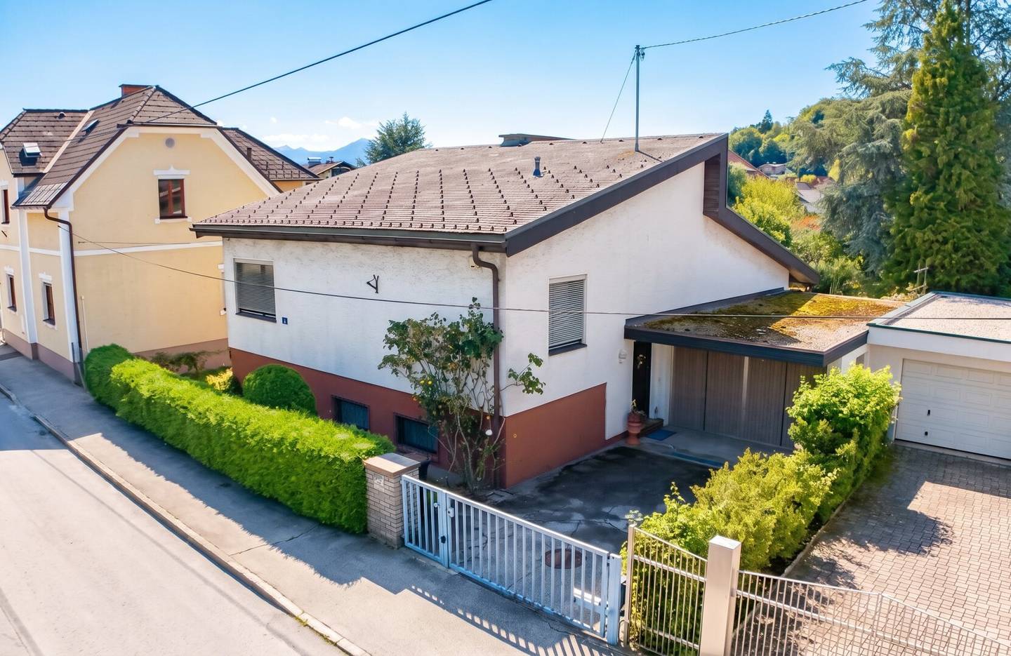A home with character: Spacious detached house with idyllic garden