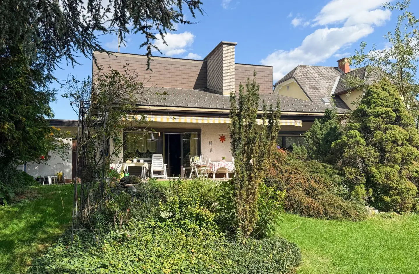 *** Ein Zuhause mit Charakter: Großzügiges Einfamilienhaus mit idyllischem Garten ***