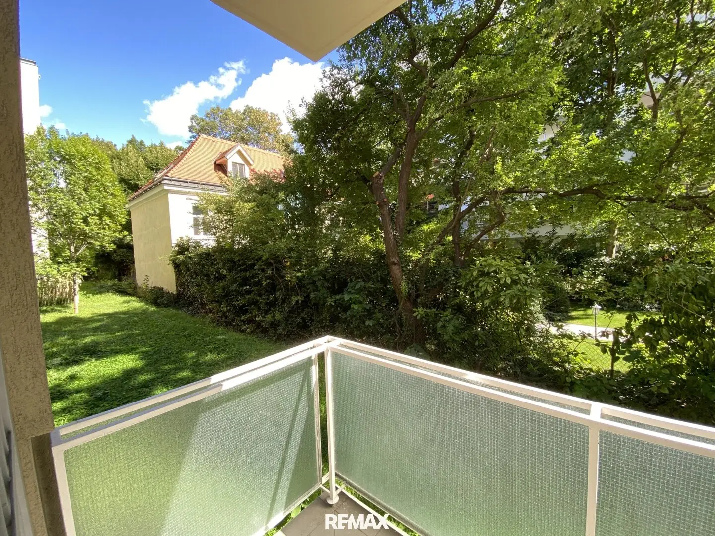 Courtyard-side balcony apartment with view of greenery in the Währinger Ursulinenhof