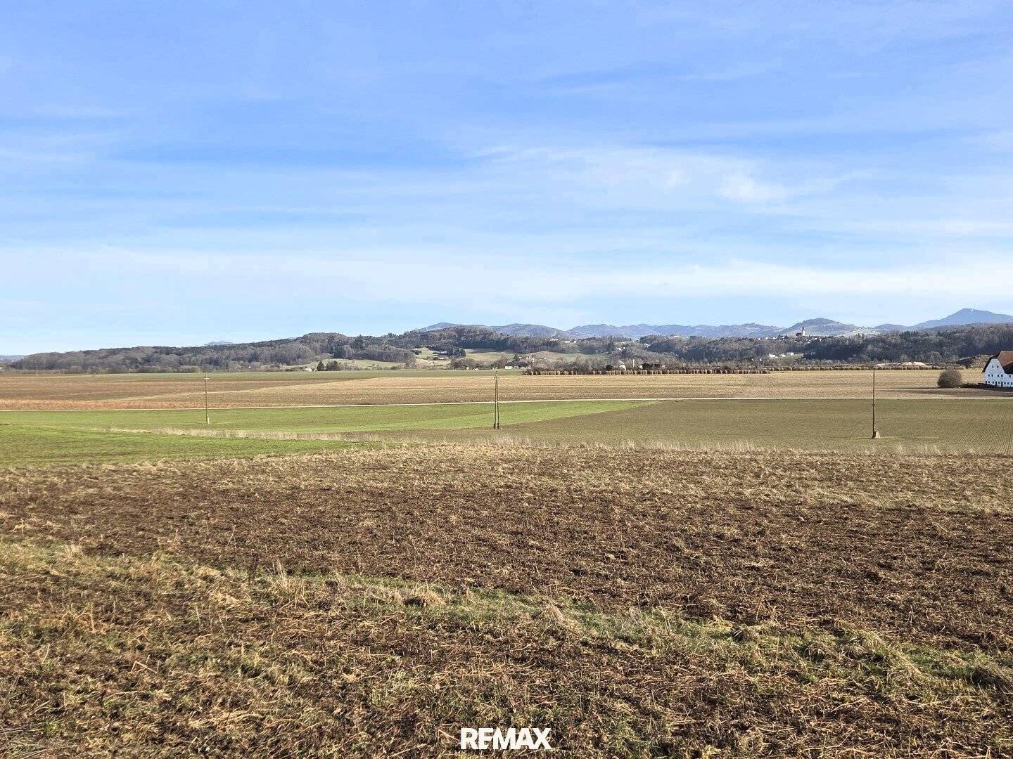 Unobstructed distant view! 1,531 m² hillside building plot WITHOUT building obligation and WITHOUT development plan in scattered settlement in the countryside