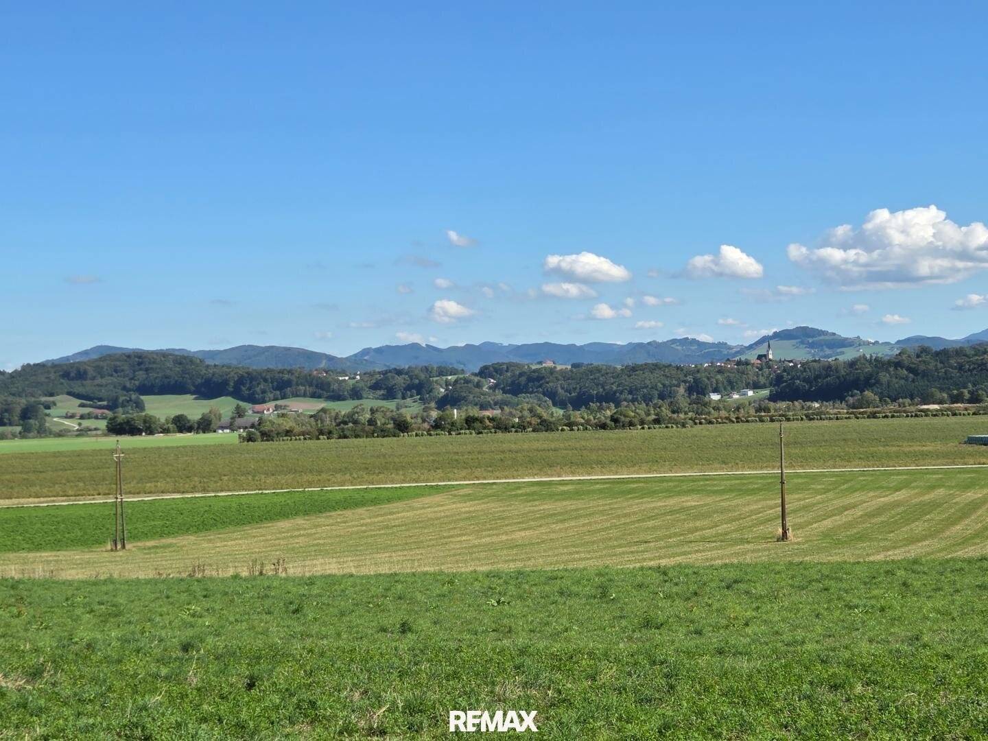 Unobstructed distant view! 1,531 m² hillside building plot WITHOUT building obligation and WITHOUT development plan in scattered settlement in the countryside