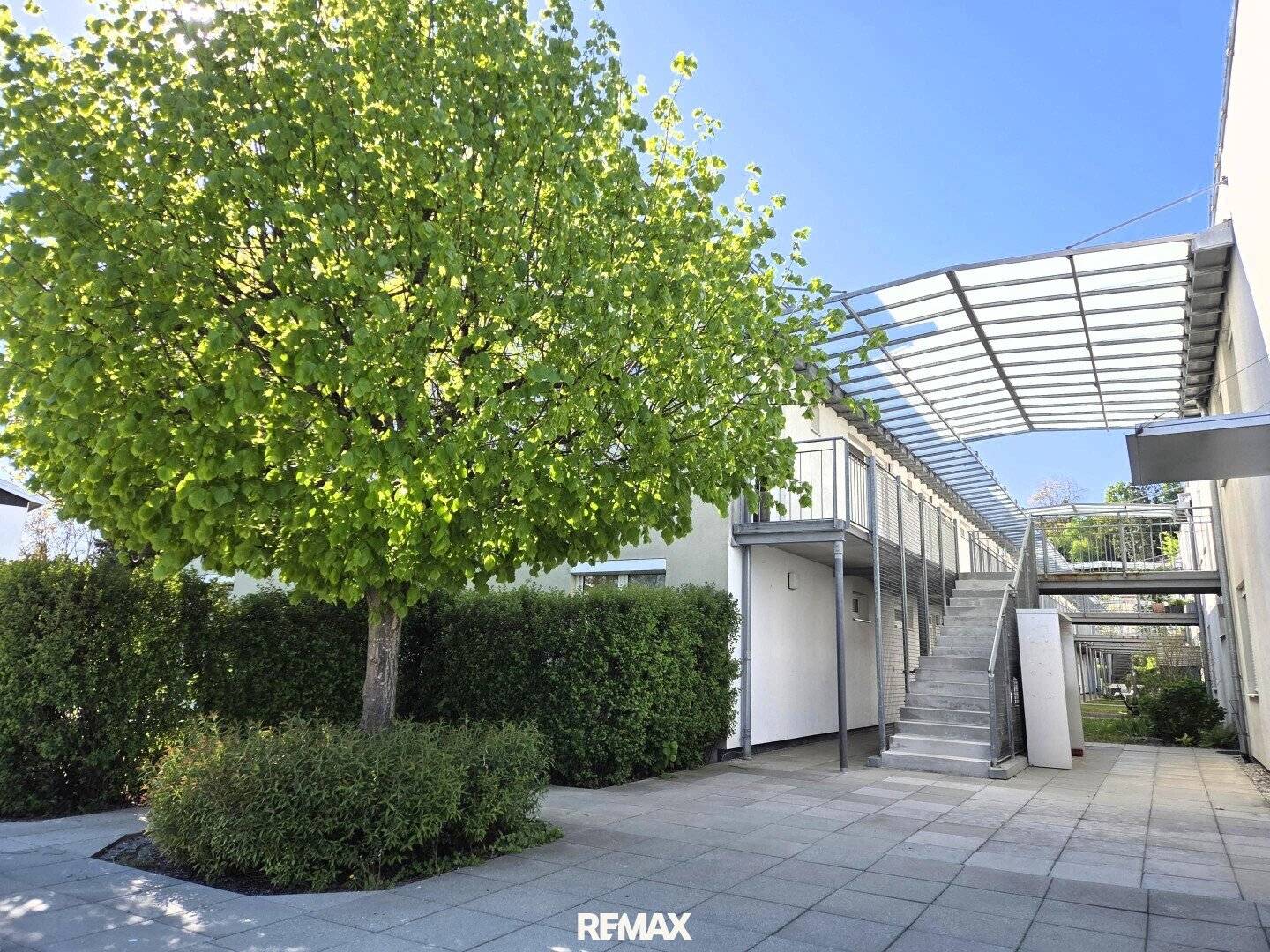 Begehrte Lage: 2-Raum-Maisonetten-Eigentumswohnung mit Loggia, Dachterrasse und Tiefgaragenstellplatz in der Stelzhamerstraße!