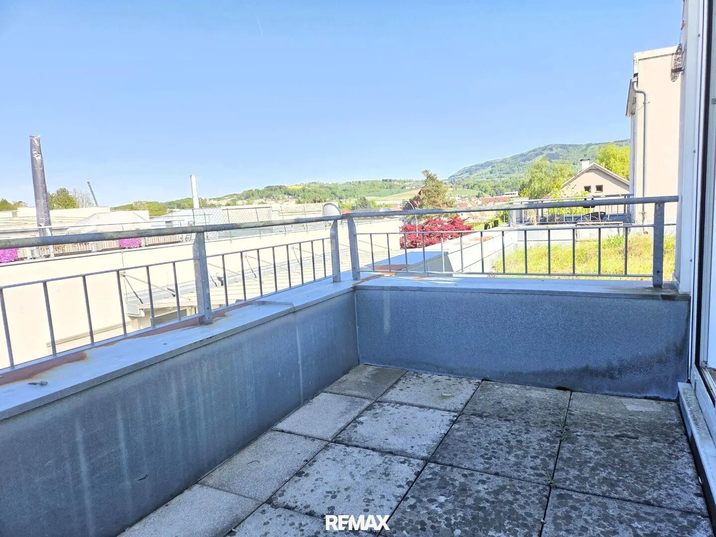 Sought-after location 2-room maisonette condominium with loggia roof terrace and underground parking space on Stelzhamerstraße