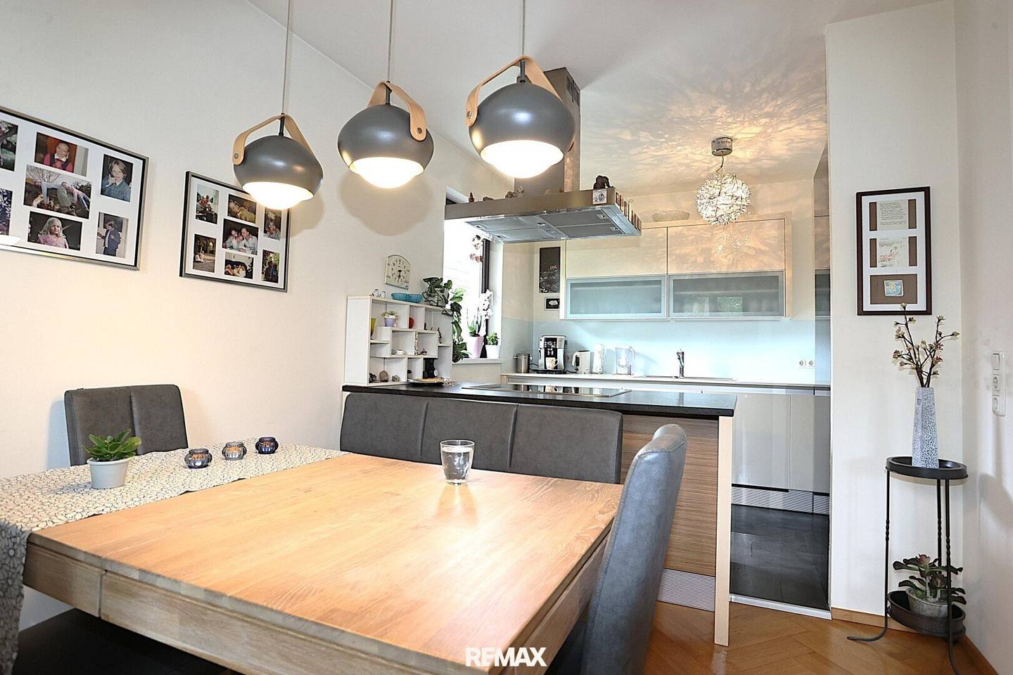 Charming, centrally located 4-room apartment with views, balcony and underground parking space