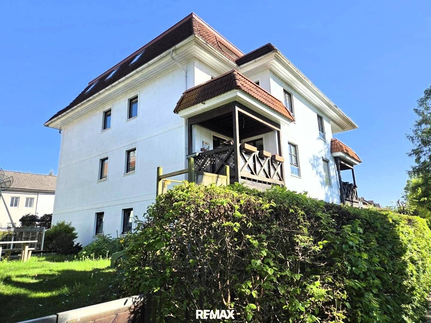 Charming, centrally located 4-room apartment with views, balcony and underground parking space