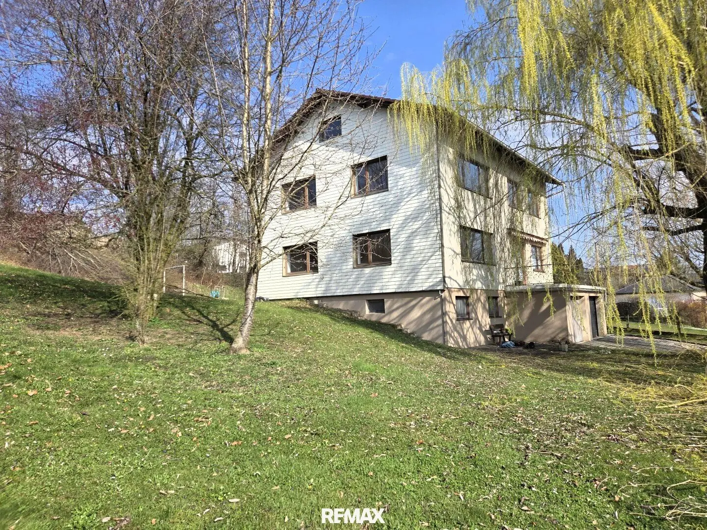 Imposing residential domicile in renowned location with a total of 1,927 m² land second building parcel