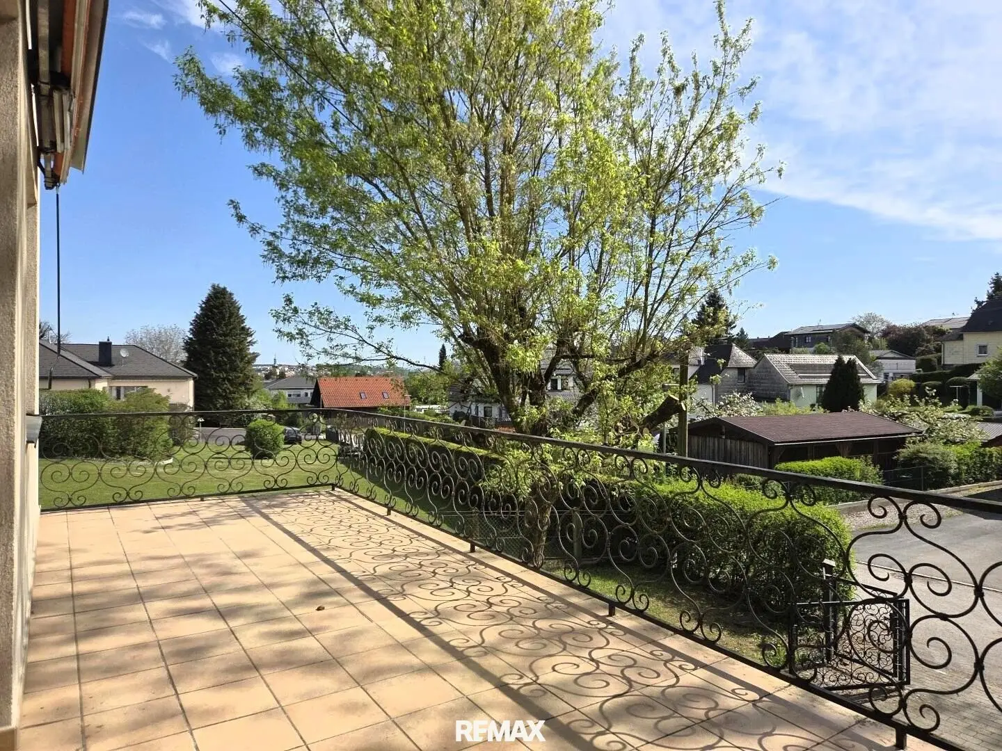 Imposing residential domicile in renowned location with a total of 1,927 m² land second building parcel