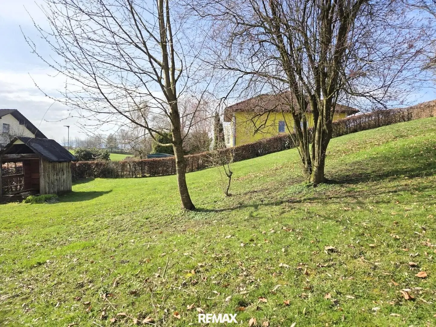 No building obligation 954 m² residential building plot with unobstructed view in renowned town centre location