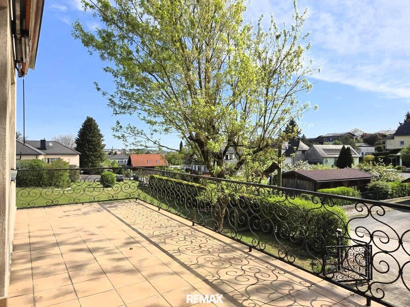 Solid single or two-family house on 973 m² plot in a central, sought-after location