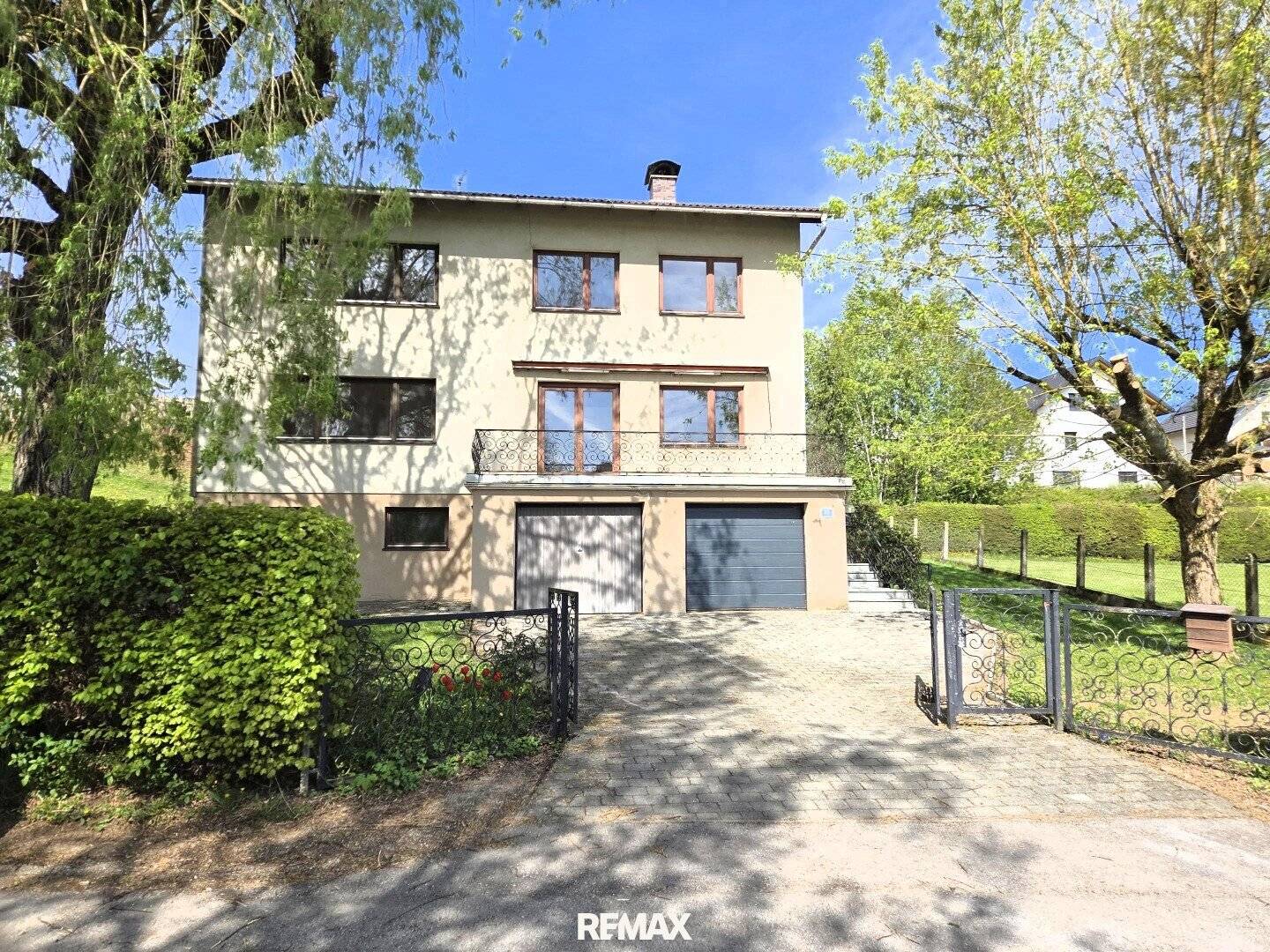 Solid single or two-family house on 973 m² plot in a central, sought-after location