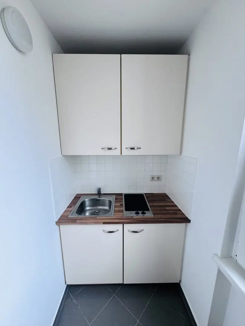 Charming 1-room apartment with balcony in 1100 Vienna, near subway, well maintained and modern