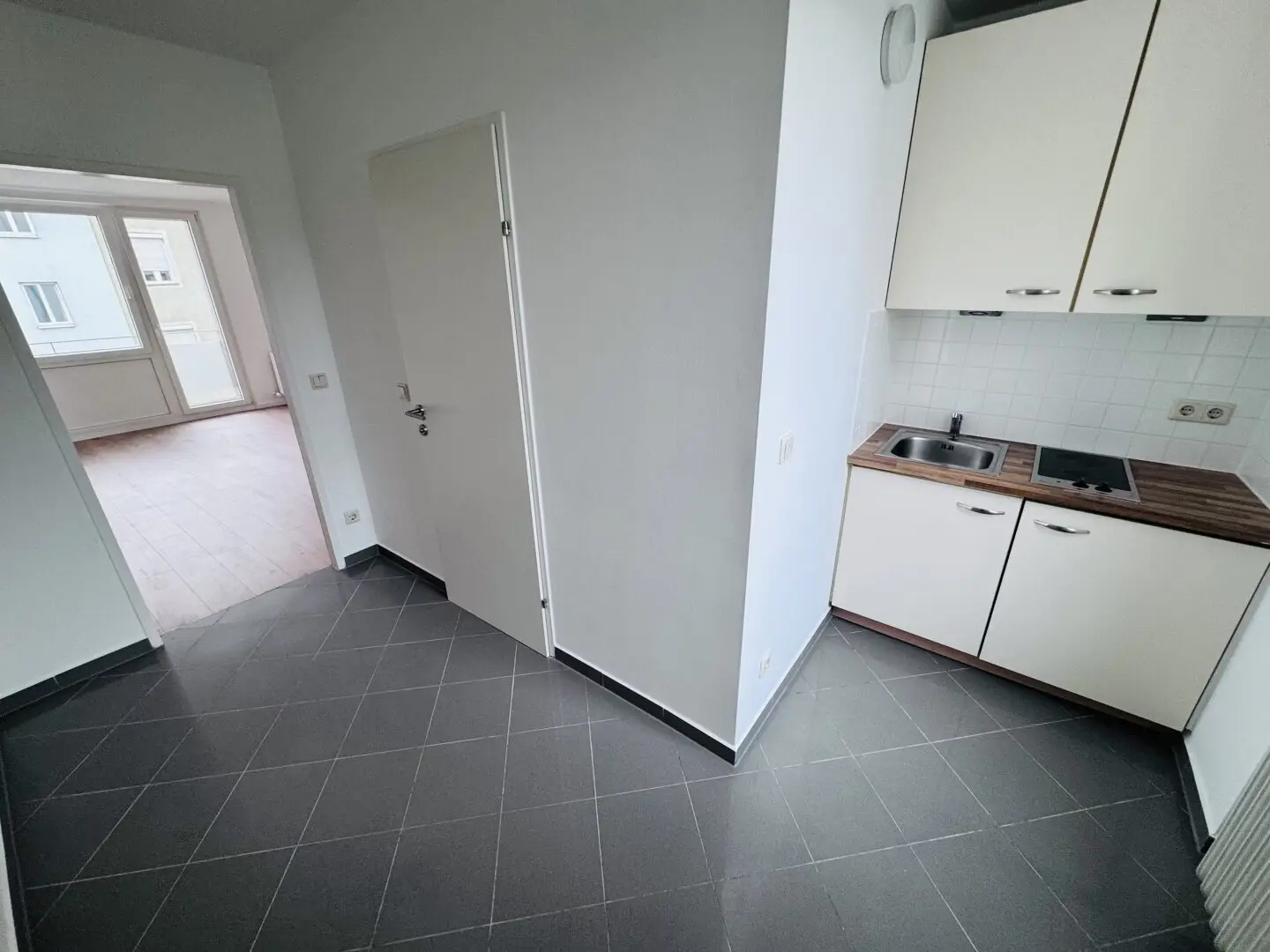 Charming 1-room apartment with balcony in 1100 Vienna, near subway, well maintained and modern
