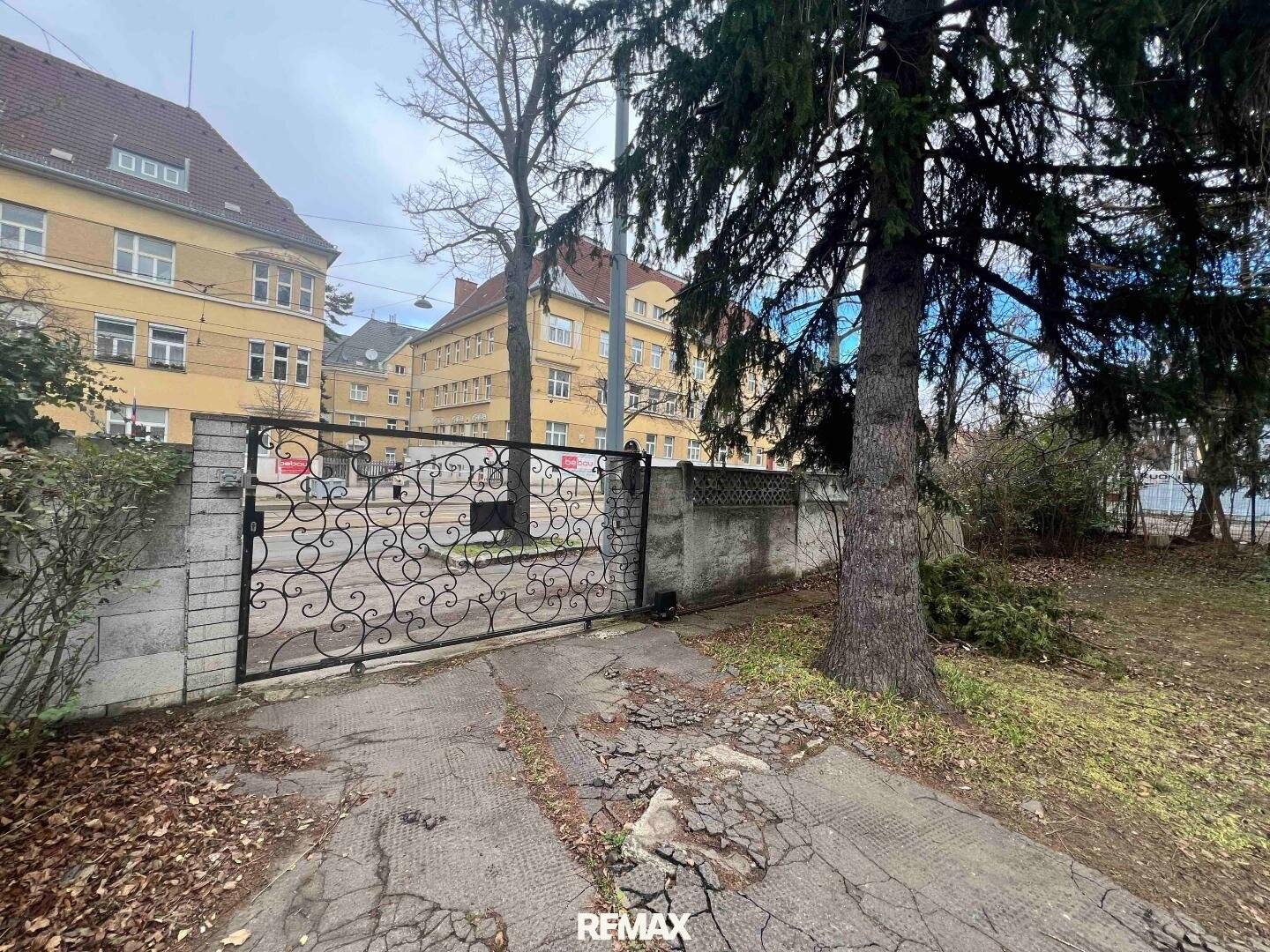 Your dream project in 1130 Vienna: historic villa with development potential!