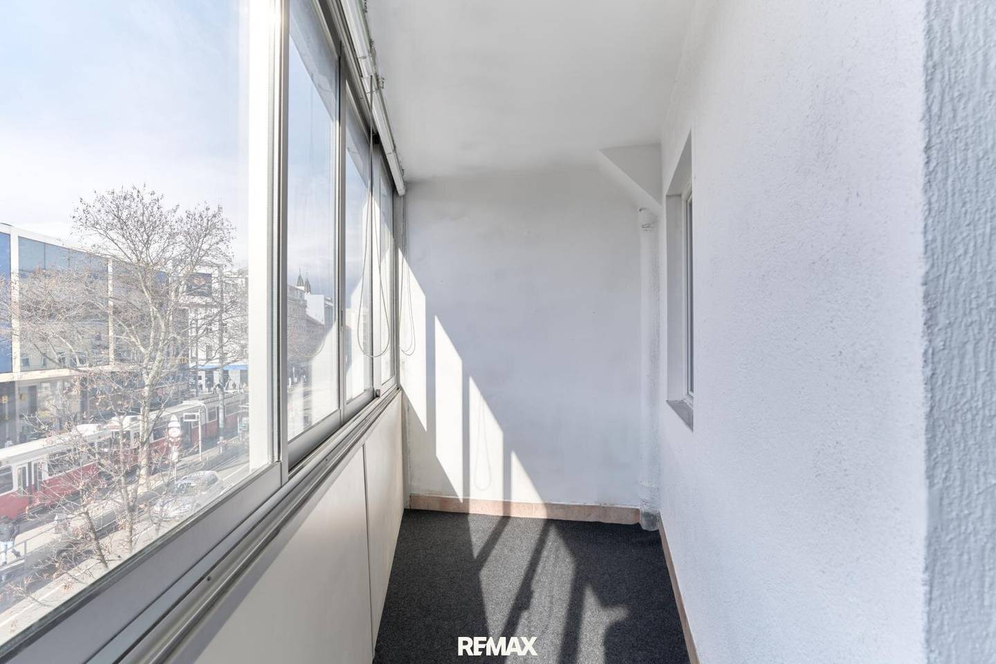Frisch modernisiert + Loggia + U3 Nähe – sofort bezugsbereit!