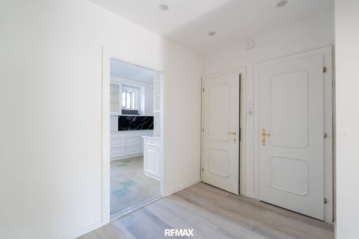 Frisch modernisiert + Loggia + U3 Nähe – sofort bezugsbereit!
