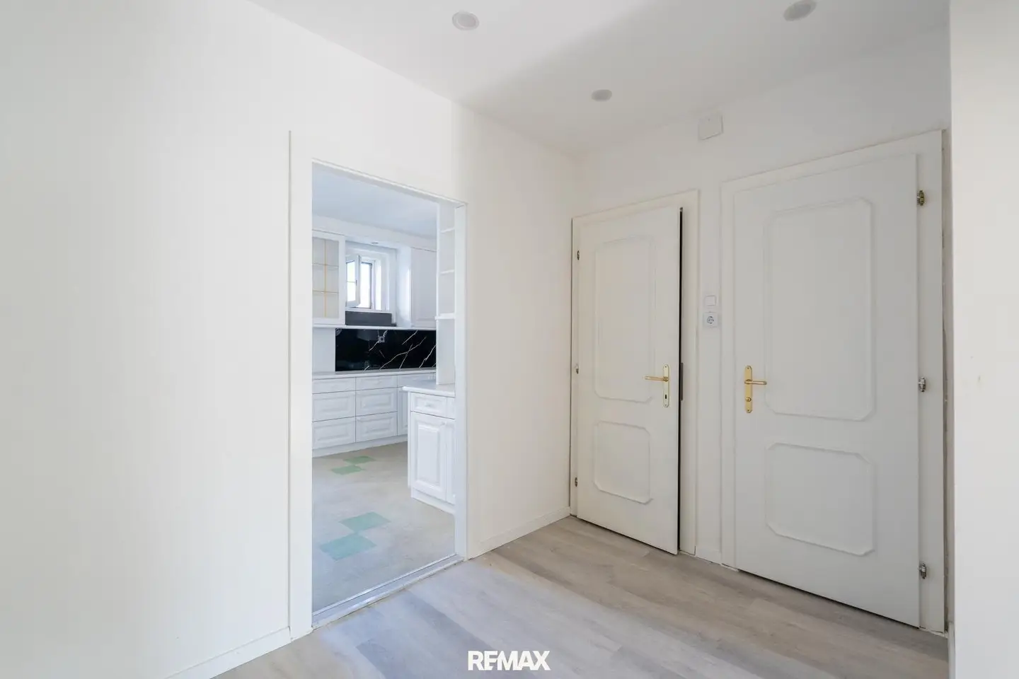 Frisch modernisiert + Loggia + U3 Nähe – sofort bezugsbereit!