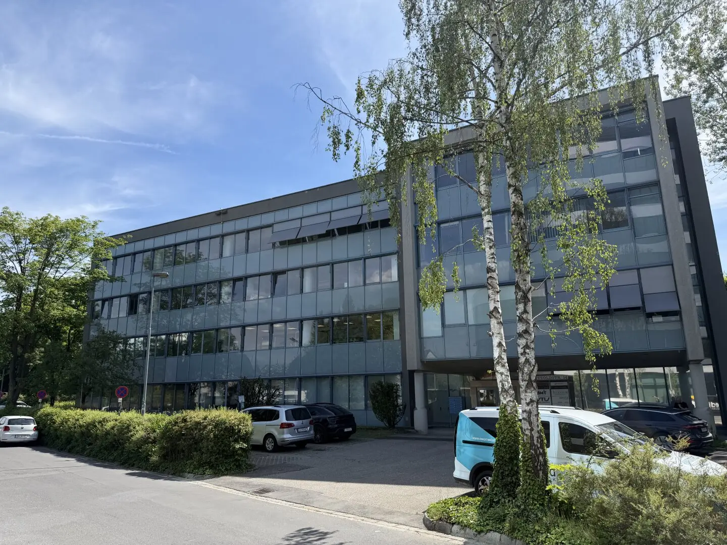 Modern office space in Linz, like new, parking spaces, elevator and tea kitchen